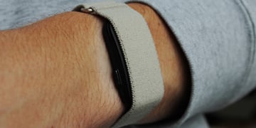 garmin cirqa smart band front view on wrist