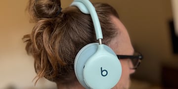 beats 360 sky cushions on head